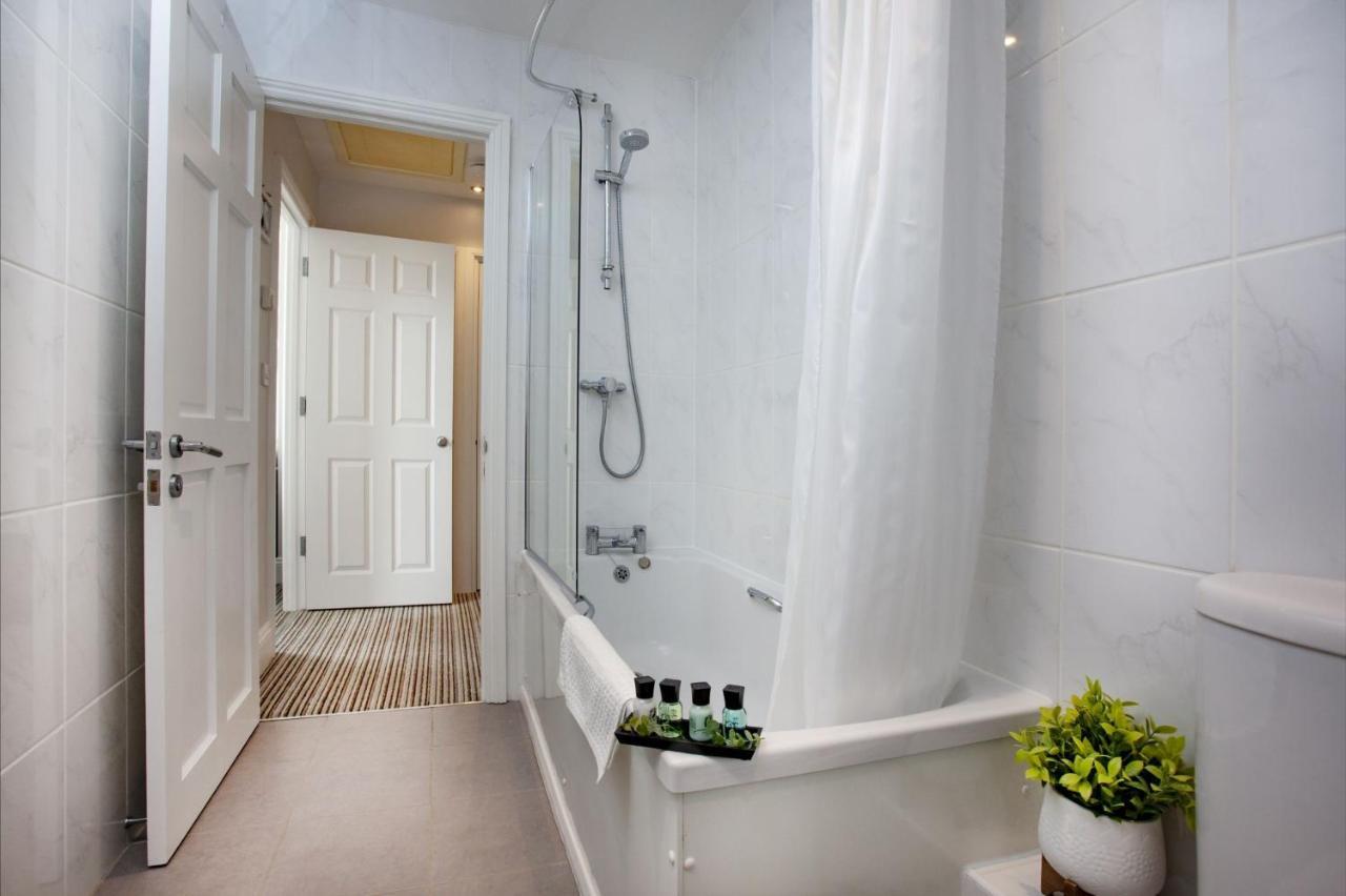 Sea-la-vie, Astor House *